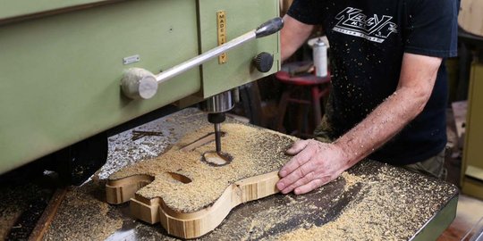 Mengintip pembuatan gitar dari kayu pinus
