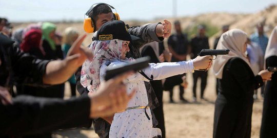 Hamas latih gadis-gadis Palestina menembak