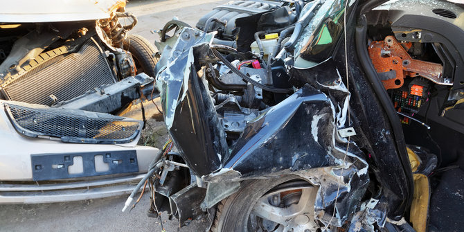 Diduga rem blong, truk muatan susu tabrak suami istri 