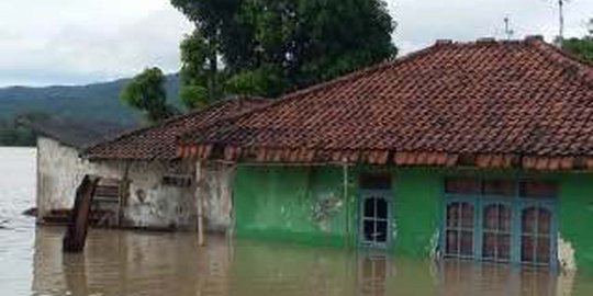 Mobil terjebak banjir lumpur, satu keluarga di Serang tewas