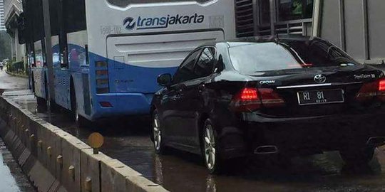 Komisioner Ombudsman unggah foto mobil RI 81 masuk jalur TransJ