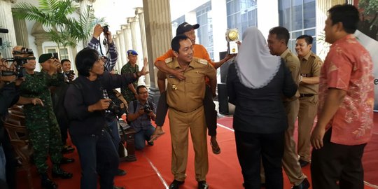 5 Tahun menang Adipura, Wali Kota Semarang gendong tukang sapu jalan