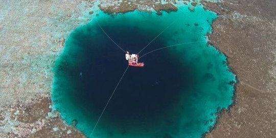 Pemandangan lubang biru terbesar di dunia yang menakjubkan