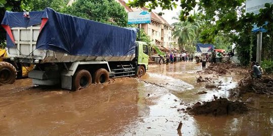 Akibat banjir, Jalan Raya Cilegon-Anyer terputus