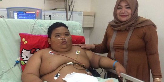 Mulai membaik, Rizki bocah obesitas langsung duduk & makan pisang