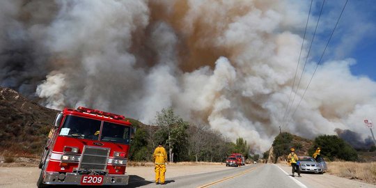 Ngeri, kepulan asap raksasa lahap Hutan Nasional Angeles