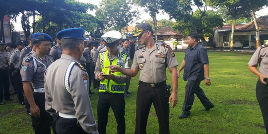 Gugup disidak, anggota Polres Jembrana ternyata simpan game Pokemon