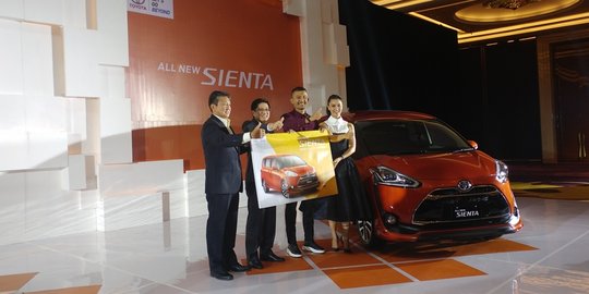 Rio Dewanto - Atiqah Hasiholan jadi konsumen pertama Toyota Sienta!