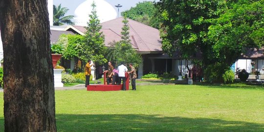 Presiden Jokowi umumkan reshuffle di halaman Istana Negara
