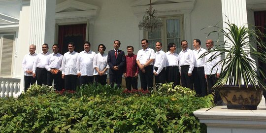 Jokowi reshuffle karena evaluasi atau beri jatah Golkar dan PAN?