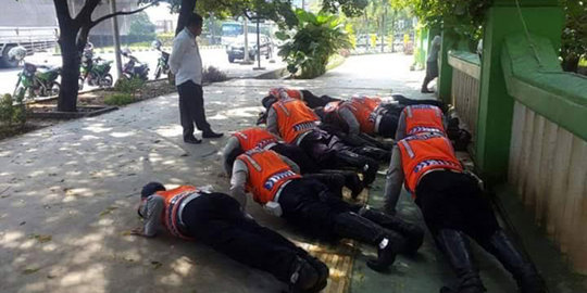 Razia ilegal, 13 pegawai Dishub Bekasi dihukum push up