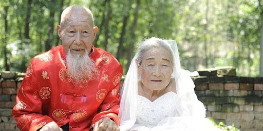 Pasangan ini baru bikin foto pernikahan setelah 80 tahun
