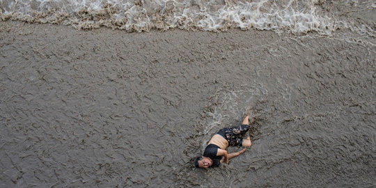 Penyelamatan dramatis korban tersapu gelombang Sungai Qiantang
