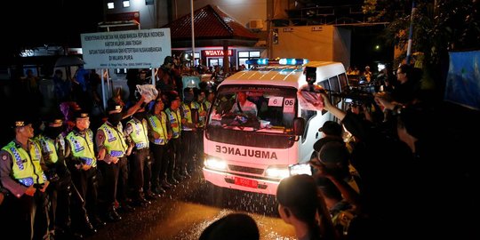 Sejumlah tetangga berkumpul menunggu jenazah Freddy Budiman