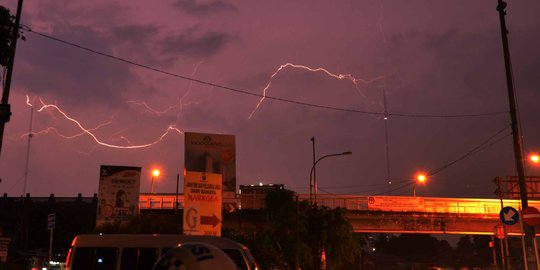 Cuaca buruk, pesawat Garuda tujuan Pekanbaru dialihkan ke Batam