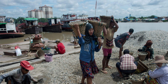Potret warga miskin Myanmar hidup dari kerikil