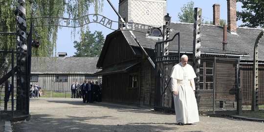 Paus Francis keliling kamp Nazi bekas pembantaian jutaan manusia