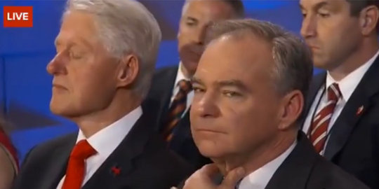 [Video] Bill Clinton malah tidur saat istrinya pidato berapi-api