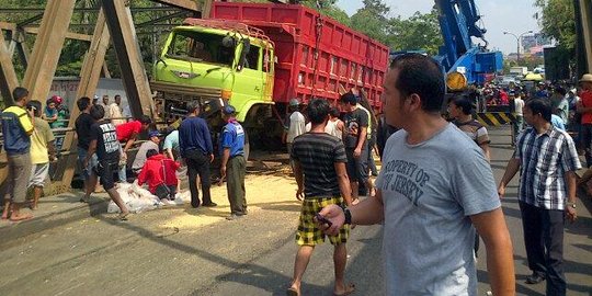 Truk maut seruduk mobil dan warung di Cianjur, 10 tewas