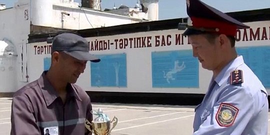 menolak dibebaskan dari penjara demi pertandingan sepak bola rev5