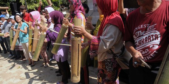 Aksi 1.000 kentungan warga Manggarai tolak penggusuran paksa PT KAI