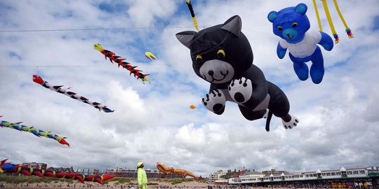 Bermain layang-layang raksasa di St Annes Kite Festival