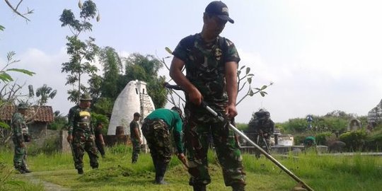 Cegah kerusuhan SARA, TNI dan warga gelar bersih-bersih vihara