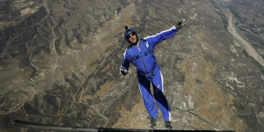 [Video] Pria nekat selamat terjun 7.620 meter tanpa parasut