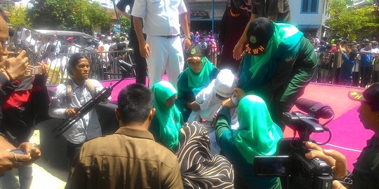 Seorang perempuan Aceh pingsan usai dicambuk 13 kali