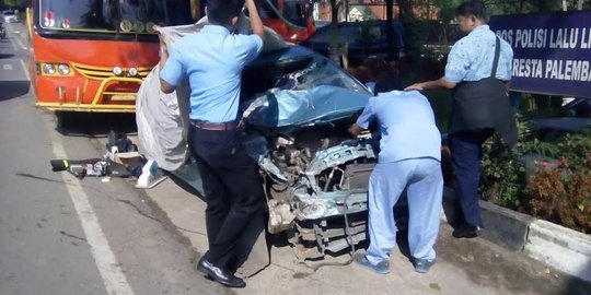 Ugal-ugalan, bus kota di Palembang tabrak taksi, 4 orang kritis