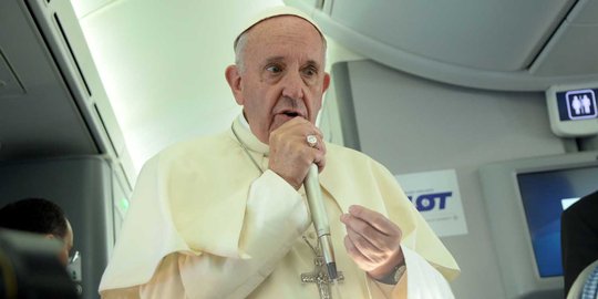 Gaya Paus Fransiskus gelar konpers di pesawat
