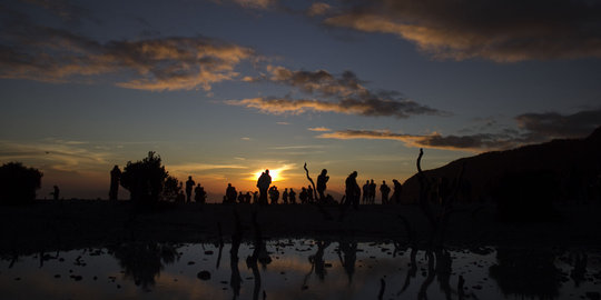 Menikmati indahnya sunrise dari Gunung Papandayan