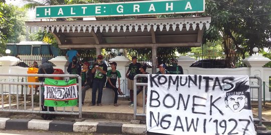 Mau demo di Kemenpora, Bonek diusir polisi ke Stadion Tugu Koja