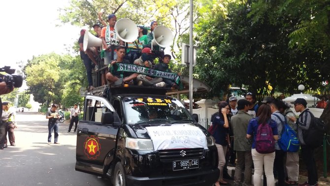 bonek menuju stadion tugu