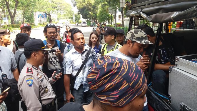 bonek menuju stadion tugu