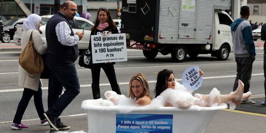 Kampanye vegetarian, aktivis cantik nekat bugil mandi di muka umum
