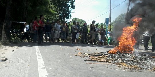 Protes lahan diklaim TNI AU, warga Polonia blokir jalan
