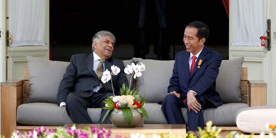 Keakraban Jokowi dan PM Sri Lanka saat berbincang di teras Istana