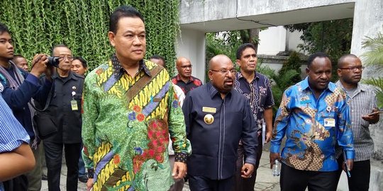 Kunjungi asrama mahasiswa Papua, Gubernur Lukas dicegat polisi