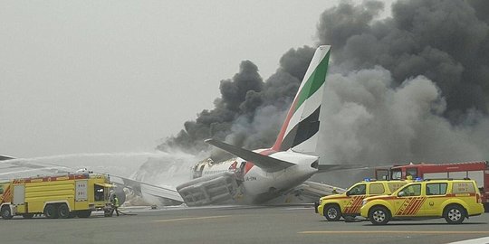 [Video] Pesawat Emirates terbakar di Bandara Dubai