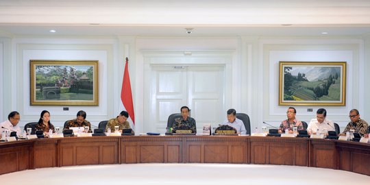 Rancang APBN 2017, Jokowi minta anak buah berhemat