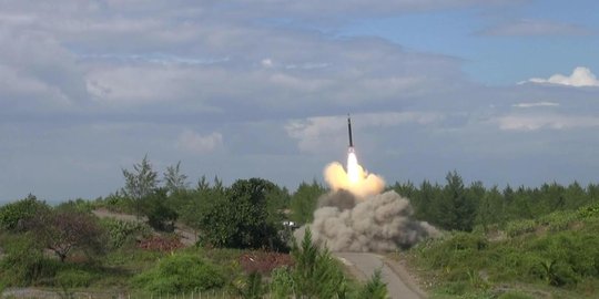 TNI AD uji coba roket buatan Brasil di Pantai Bocor Kebumen