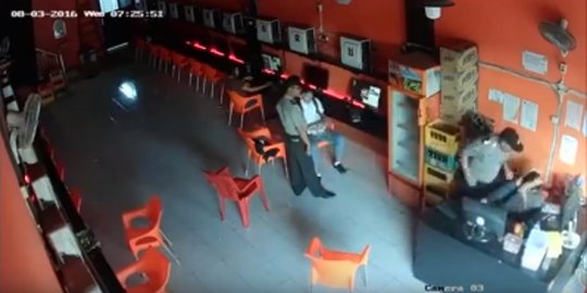 Beredar video polisi pukul dan tendang operator warnet