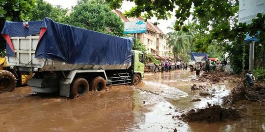 Usai banjir dan longsor, Pantai Carita Banten mulai dibersihkan