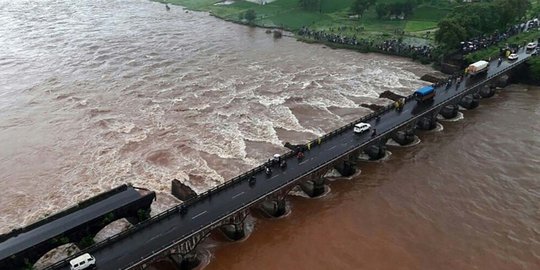 Jembatan di India runtuh tersapu banjir, dua bus hanyut