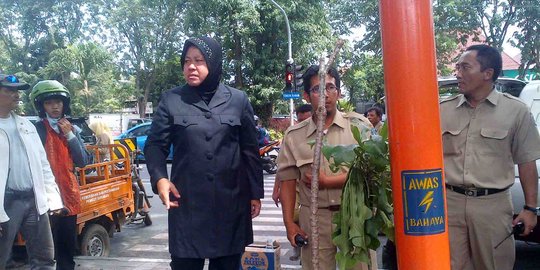 Risma tiba-tiba minta maaf ke warga Surabaya, mau maju Pilgub DKI?