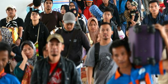 Menunggu kepastian berangkat, penumpang menumpuk di Bandara Ternate