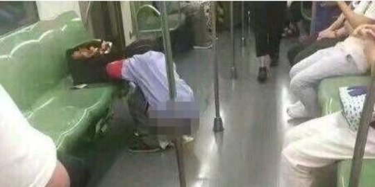 Pria buang hajat di gerbong tak ditegur penumpang kereta Shanghai