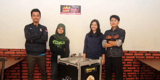 indonesia mahasiswa ugm buat robot pramusaji rev2