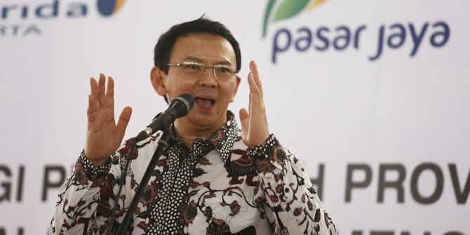 Berdagang di pasar